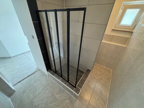 Shower, towels, soap, shampoo - Vacation apartment with 4 bedrooms - ideal for fitters and short-term guests (Schömberg)