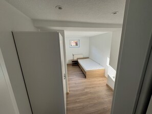 4 bedrooms, bed sheets - Vacation apartment with 4 bedrooms - ideal for fitters and short-term guests (Schömberg)