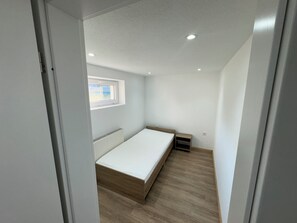 4 bedrooms, bed sheets - Vacation apartment with 4 bedrooms - ideal for fitters and short-term guests (Schömberg)