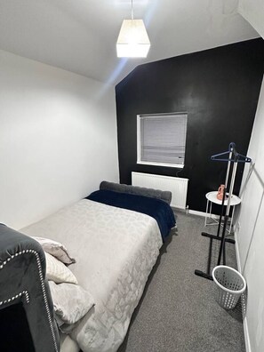 Skrivebord, wi-fi og sengetøy