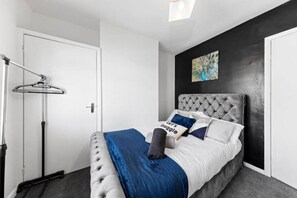 مكتب وواي فاي وملاءات أسرّة