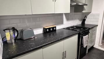 Kjøleskap, ovn, kokeplater og brødrister