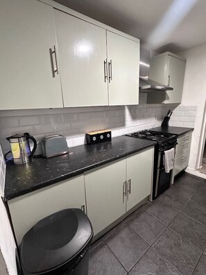 Kjøleskap, ovn, kokeplater og brødrister