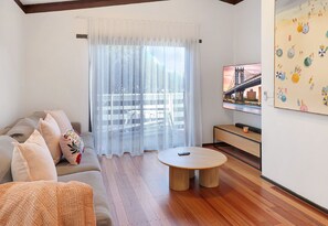 TV - White House- Beachside Family Getaway, Walk to Beach, Pet Friendly, WIFI, A/C (Ocean Grove)