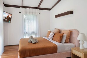 3 bedrooms, WiFi, bed sheets - White House- Beachside Family Getaway, Walk to Beach, Pet Friendly, WIFI, A/C (Ocean Grove)