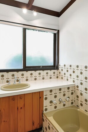 Towels - White House- Beachside Family Getaway, Walk to Beach, Pet Friendly, WIFI, A/C (Ocean Grove)