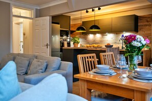 Dining - Cheltenham Residence (Cheltenham)