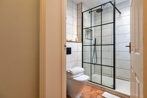Shower, towels - Cheltenham Residence (Cheltenham)