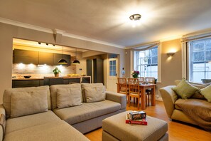 TV - Cheltenham Residence (Cheltenham)