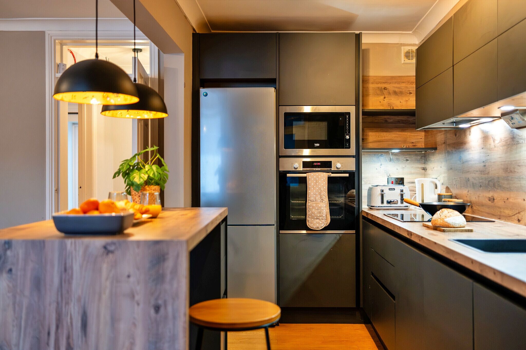 Kjøleskap, mikrobølgeovn, ovn og oppvaskmaskin