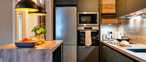 Kjøleskap, mikrobølgeovn, ovn og oppvaskmaskin