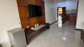 Kamar Double | Seprai antialergi, meja kerja, dan ruang kerja ramah laptop