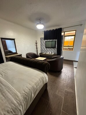 Habitación individual, vistas a la ciudad | Escritorio y espacio para trabajar con un portátil