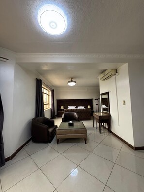 公寓 | 防敏寢具、書桌、手提電腦工作空間、熨斗/熨衫板