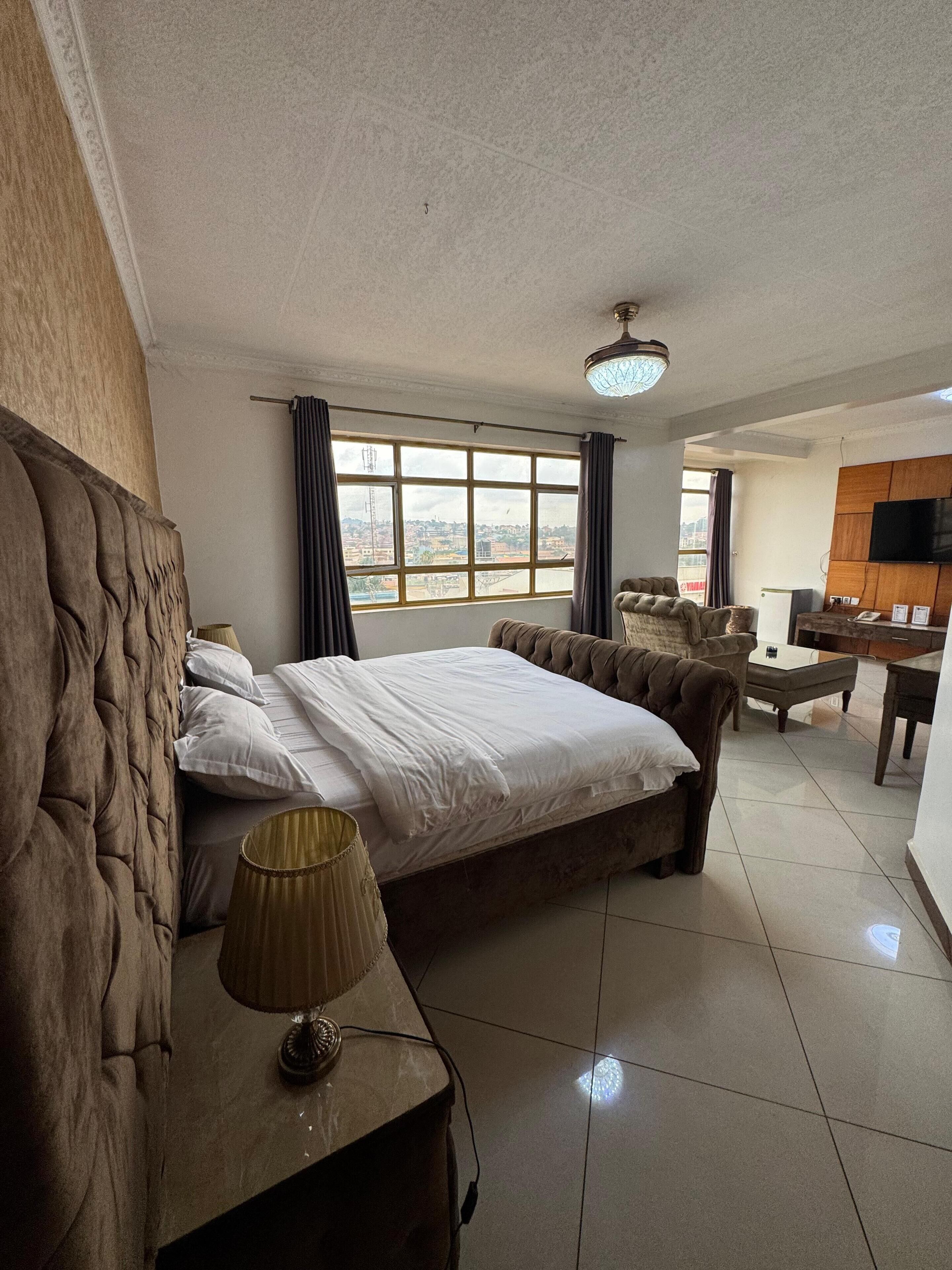 Habitación doble | Escritorio y espacio para trabajar con un portátil