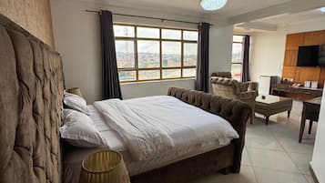 Kamar Double | Seprai antialergi, meja kerja, dan ruang kerja ramah laptop