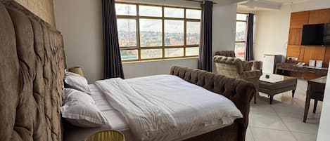 Dobbeltrom | Allergitestet sengetøy, skrivebord og skrivebord for bærbar PC