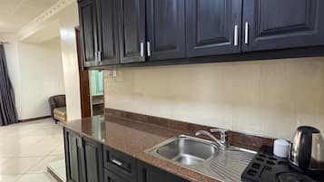 Apartemen | Seprai antialergi, meja kerja, dan ruang kerja ramah laptop