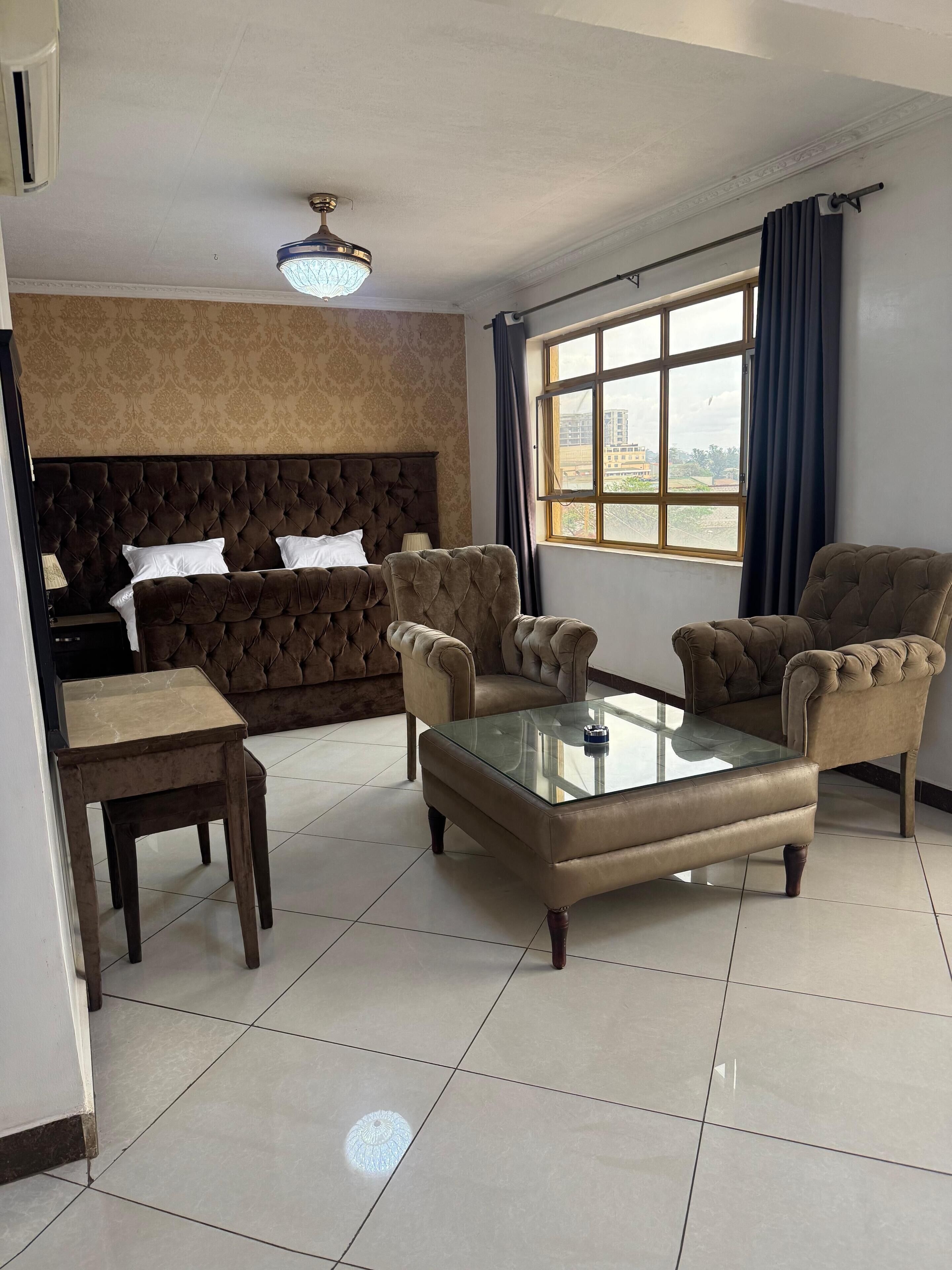 Habitación doble | Ropa de cama hipoalergénica y escritorio