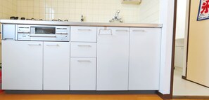 Wasserkocher mit Kaffee-/Teezubehör, Kühlschrank, Mikrowelle, Herdplatte