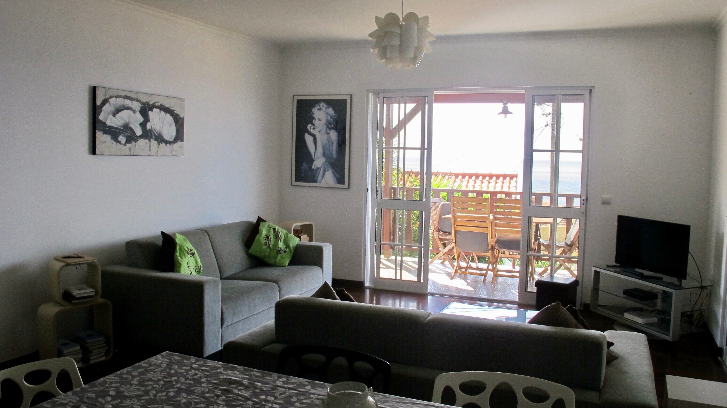 Una televisión, un reproductor estéreo