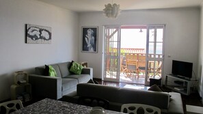 TV, stereo - Holiday Home 'Slice Of Heaven- Dream' with Sea View, Shared Garden and Wi-Fi (Jardim do Mar)