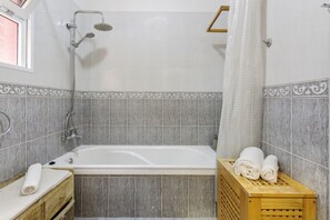 Shower, hair dryer, towels - Holiday Home 'Slice Of Heaven- Dream' with Sea View, Shared Garden and Wi-Fi (Jardim do Mar)
