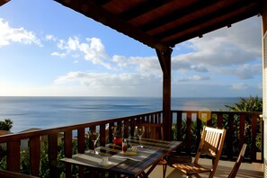 Outdoor dining - Holiday Home 'Slice Of Heaven- Dream' with Sea View, Shared Garden and Wi-Fi (Jardim do Mar)