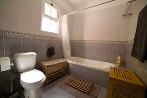 Shower, hair dryer, towels - Holiday Home 'Slice Of Heaven- Dream' with Sea View, Shared Garden and Wi-Fi (Jardim do Mar)