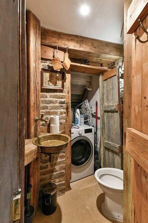 Douche, sèche-cheveux, serviettes fournies