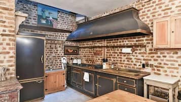 Coffee/tea maker, fridge, oven, stovetop
