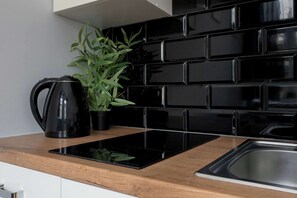 Kühlschrank, Ofen, Herdplatte, Wasserkocher mit Kaffee-/Teezubehör