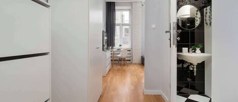 Iron/ironing board, travel cot, WiFi, bed sheets