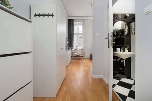 Iron/ironing board, travel cot, WiFi, bed sheets - Mielczarskiego 16 | Black and White Studio | Next to the Museum of Art and Manufacture (Łódź)