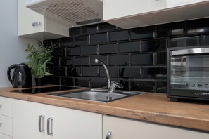 Fridge, oven, stovetop, coffee/tea maker - Mielczarskiego 16 | Black and White Studio | Next to the Museum of Art and Manufacture (Łódź)