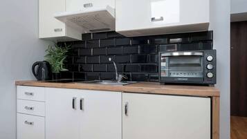 Fridge, oven, stovetop, coffee/tea maker