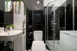 Shower, hair dryer, towels, shampoo - Stylish Studio | Close to Manufaktura and Piotrkowska Street. (Łódź)