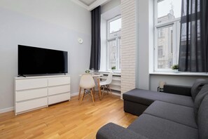 TV - Mielczarskiego 16 | Black and White Studio | Next to the Museum of Art and Manufacture (Łódź)