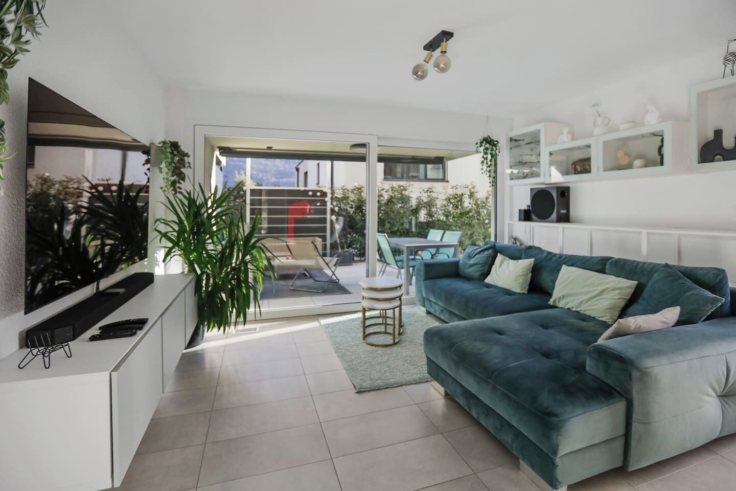 电视、桌上足球、办公室