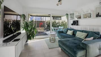 Fernseher, Tischfußball, Arbeitsbereiche