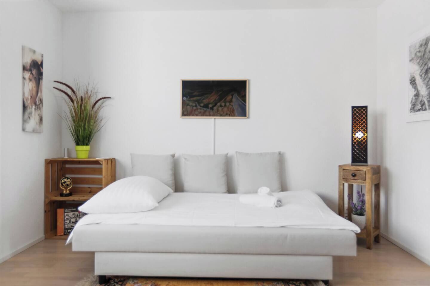 Schreibtisch, Bügeleisen/Bügelbrett, Reisekinderbett, WLAN