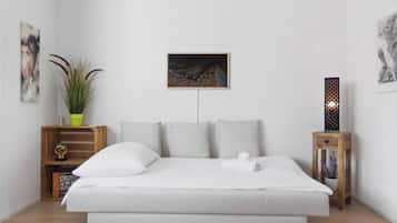 Schreibtisch, Bügeleisen/Bügelbrett, Reisekinderbett, WLAN