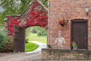 Property grounds - Wyvern House - Luxury Cottages (Alberbury)
