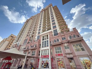 Exterior - Free housekeeping visits during your stay - StayShort - Refined 1 Bedroom Living in Sports City that Sleeps 4 (Sports City)
