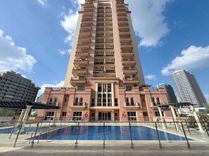 Pool - Free housekeeping visits during your stay - StayShort - Refined 1 Bedroom Living in Sports City that Sleeps 4 (Sports City)