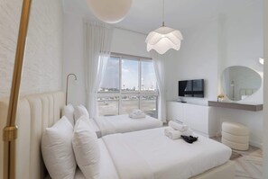 Iron/ironing board, WiFi, bed sheets - Free housekeeping visits during your stay - StayShort - Refined 1 Bedroom Living in Sports City that Sleeps 4 (Sports City)