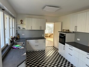 Réfrigérateur, four, plaque de cuisson, lave-vaisselle