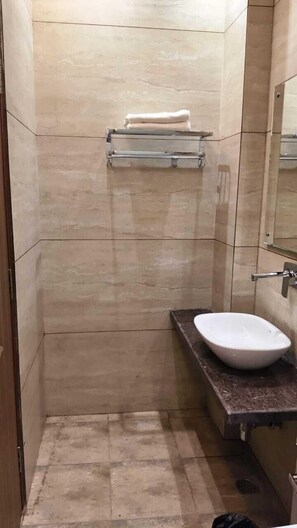 Deluxe Double Room | Bathroom - Hotel Grace Suites (Kanpur)