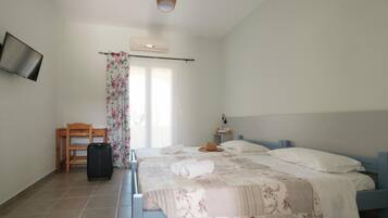 Een strijkplank/strijkijzer, wifi, beddengoed