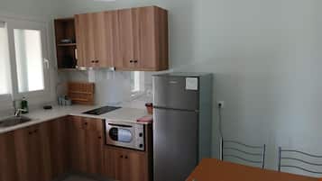 Een koelkast, een oven, een kookplaat, een koffiezetapparaat/waterkoker